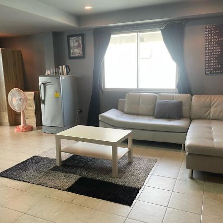Happy Apple Guesthouse Pattaya Bagian luar foto