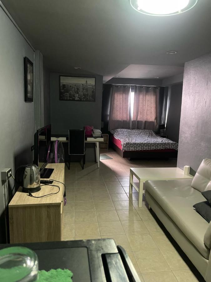 Happy Apple Guesthouse Pattaya Bagian luar foto