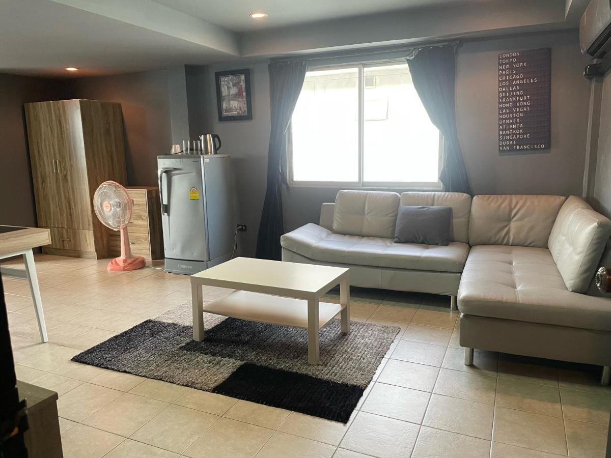 Happy Apple Guesthouse Pattaya Bagian luar foto