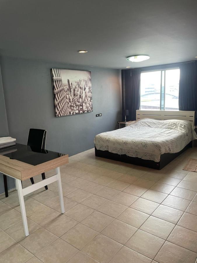 Happy Apple Guesthouse Pattaya Bagian luar foto
