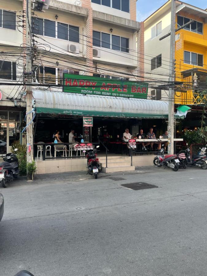 Happy Apple Guesthouse Pattaya Bagian luar foto