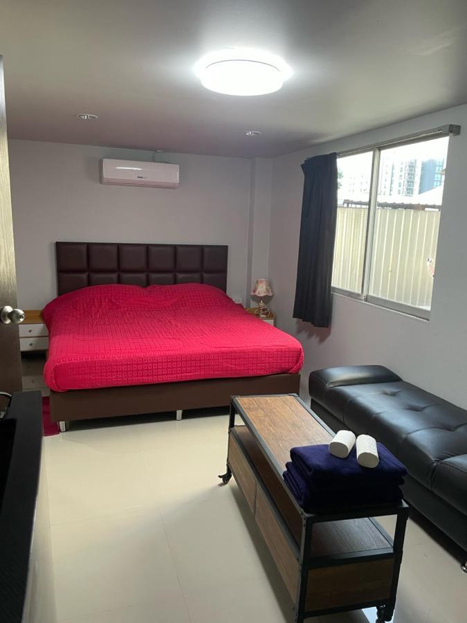 Happy Apple Guesthouse Pattaya Bagian luar foto