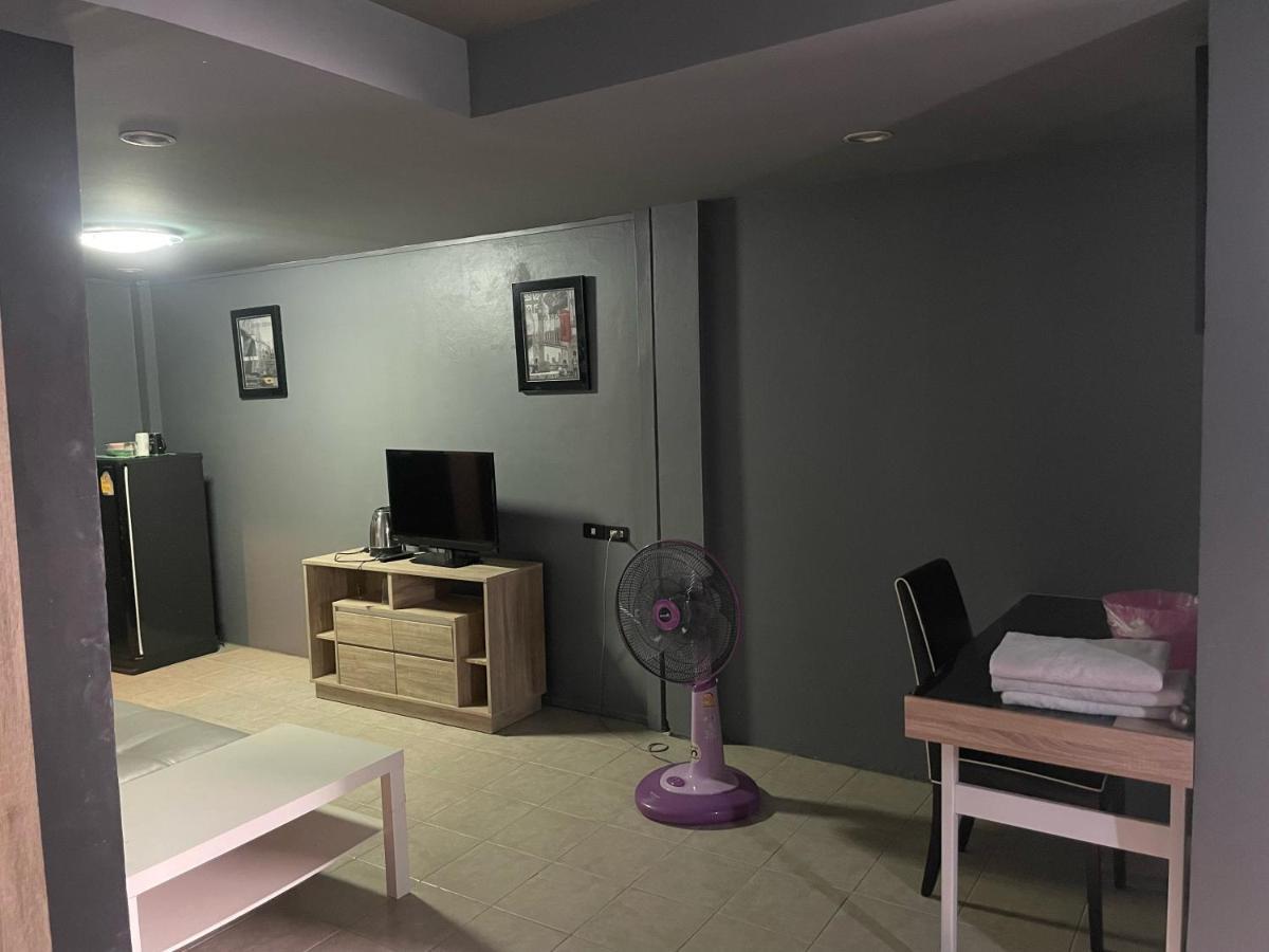 Happy Apple Guesthouse Pattaya Bagian luar foto